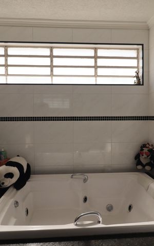 Casa à venda com 359m², 2 quartos e 4 vagasBanheiro Suíte