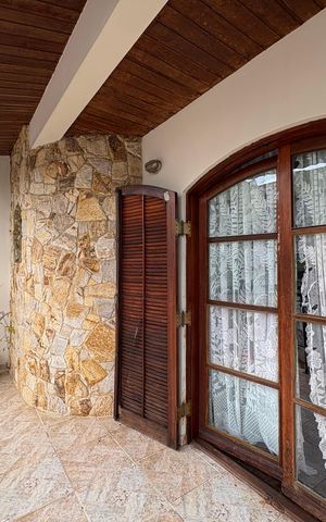 Casa à venda com 360m², 5 quartos e 5 vagas Casa à venda com 360m², 5 quartos e 5 vagasSacada/Suite 1