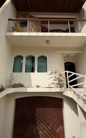 Casa à venda com 360m², 5 quartos e 5 vagas Casa à venda com 360m², 5 quartos e 5 vagasEntrada