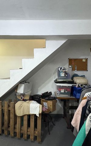 Casa à venda com 360m², 5 quartos e 5 vagas Casa à venda com 360m², 5 quartos e 5 vagasÁrea de serviço edícula