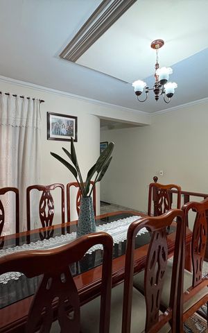 Casa à venda com 360m², 5 quartos e 5 vagas Casa à venda com 360m², 5 quartos e 5 vagasSala de Jantar