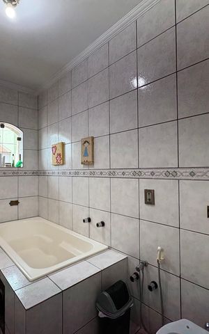 Casa à venda com 360m², 5 quartos e 5 vagas Casa à venda com 360m², 5 quartos e 5 vagasBanheiro da Suíte 1