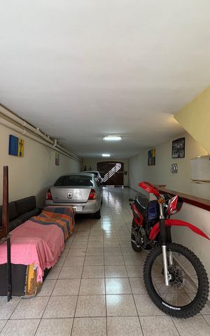 Casa à venda com 360m², 5 quartos e 5 vagas Casa à venda com 360m², 5 quartos e 5 vagasGaragem