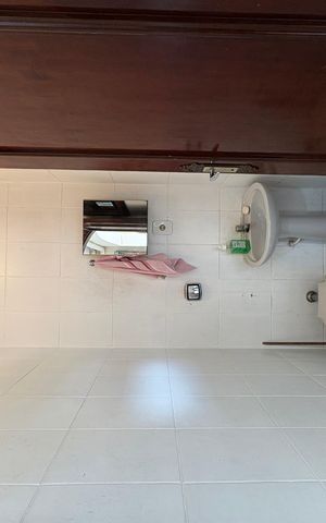 Casa à venda com 360m², 5 quartos e 5 vagas Casa à venda com 360m², 5 quartos e 5 vagasBanheiro de Serviço