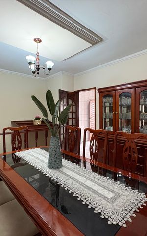 Casa à venda com 360m², 5 quartos e 5 vagas Casa à venda com 360m², 5 quartos e 5 vagasSala de Jantar