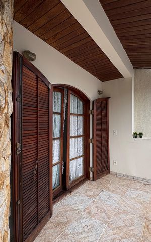 Casa à venda com 360m², 5 quartos e 5 vagas Casa à venda com 360m², 5 quartos e 5 vagasSacada/Suite 1