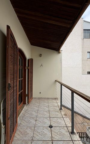 Casa à venda com 360m², 5 quartos e 5 vagas Casa à venda com 360m², 5 quartos e 5 vagasSacada