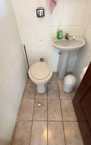 Casa à venda com 360m², 5 quartos e 5 vagas Casa à venda com 360m², 5 quartos e 5 vagasBanheiro de Serviço