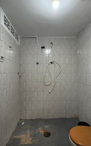 Casa à venda com 360m², 5 quartos e 5 vagas Casa à venda com 360m², 5 quartos e 5 vagasBanheiro de serviço edícula