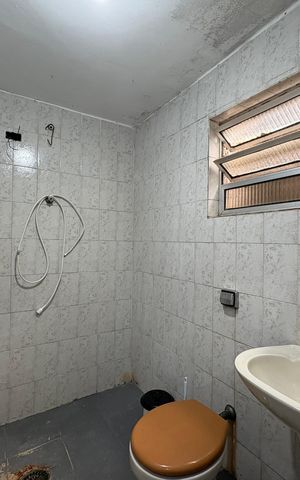 Casa à venda com 360m², 5 quartos e 5 vagas Casa à venda com 360m², 5 quartos e 5 vagasBanheiro de serviço edícula