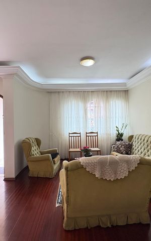 Casa à venda com 360m², 5 quartos e 5 vagas Casa à venda com 360m², 5 quartos e 5 vagasSala