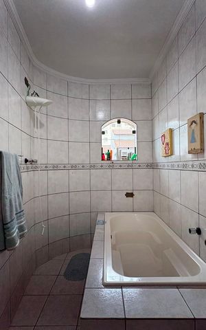 Casa à venda com 360m², 5 quartos e 5 vagas Casa à venda com 360m², 5 quartos e 5 vagasBanheiro da Suíte 1