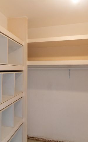 Casa à venda com 160m², 3 quartos e 2 vagas Casa à venda com 160m², 3 quartos e 2 vagasCloset do quarto 2