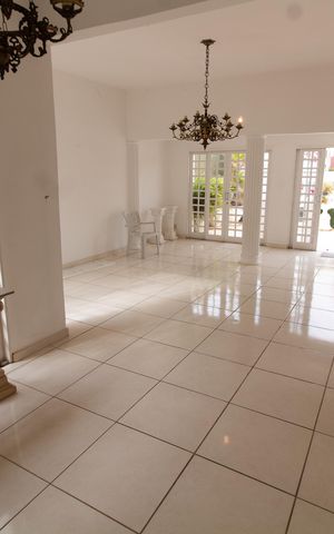 Casa à venda com 160m², 3 quartos e 2 vagas Casa à venda com 160m², 3 quartos e 2 vagasSala