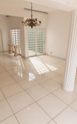 Casa à venda com 160m², 3 quartos e 2 vagas Casa à venda com 160m², 3 quartos e 2 vagasSala