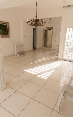 Casa à venda com 160m², 3 quartos e 2 vagas Casa à venda com 160m², 3 quartos e 2 vagasSala