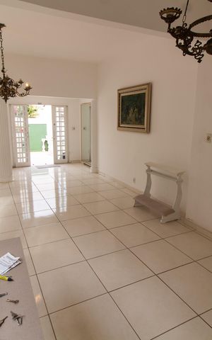 Casa à venda com 160m², 3 quartos e 2 vagas Casa à venda com 160m², 3 quartos e 2 vagasSala