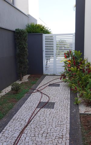 Casa de condomínio para alugar com 330m², 4 quartos e 4 vagasFachada