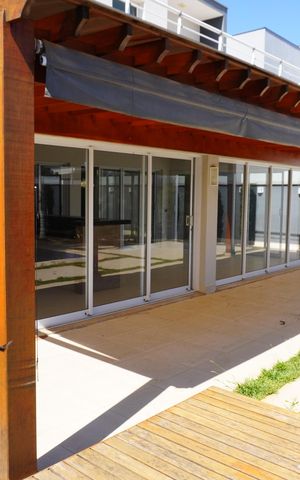 Casa de condomínio para alugar com 330m², 4 quartos e 4 vagasPiscina