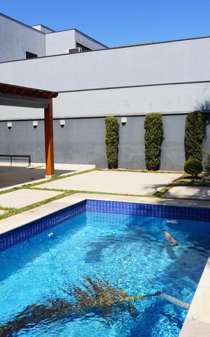 Casa de condomínio para alugar com 330m², 4 quartos e 4 vagasPiscina