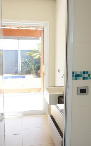 Casa de condomínio para alugar com 330m², 4 quartos e 4 vagasBanheiro da área Gourmet