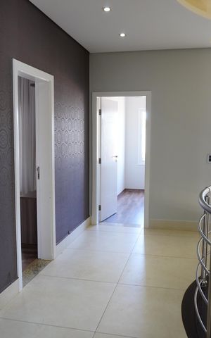 Casa de condomínio para alugar com 330m², 4 quartos e 4 vagasHall
