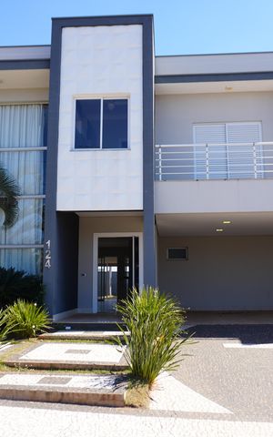 Casa de condomínio para alugar com 330m², 4 quartos e 4 vagasFachada