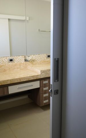 Casa de condomínio para alugar com 330m², 4 quartos e 4 vagasBanheiro da Suíte 
