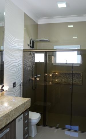 Casa de condomínio para alugar com 330m², 4 quartos e 4 vagasBanheiro da Suíte 