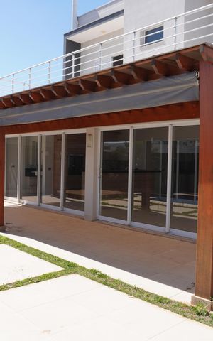 Casa de condomínio para alugar com 330m², 4 quartos e 4 vagasQuintal