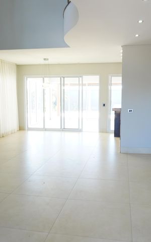Casa de condomínio para alugar com 330m², 4 quartos e 4 vagasSala