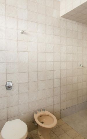 Casa à venda com 1000m², 4 quartos e 3 vagas Casa à venda com 1000m², 4 quartos e 3 vagasBanheiro