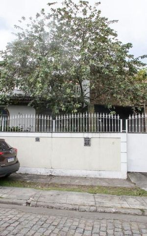 Casa de condomínio à venda com 380m², 3 quartos e 3 vagasFachada