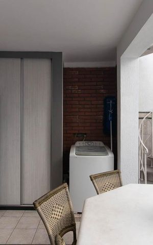 Casa à venda com 450m², 5 quartos e 2 vagas Casa à venda com 450m², 5 quartos e 2 vagasCozinha e Área de Serviço