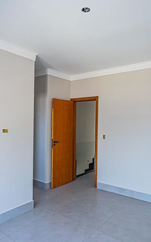 Casa à venda com 150m², 3 quartos e 3 vagas Casa à venda com 150m², 3 quartos e 3 vagasSuite