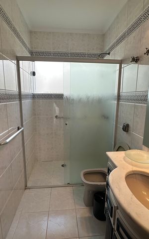 Casa de condomínio para alugar com 400m², 4 quartos e 4 vagasBanheiro da Suíte 2