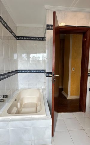 Casa de condomínio para alugar com 400m², 4 quartos e 4 vagasBanheiro da Suíte 1