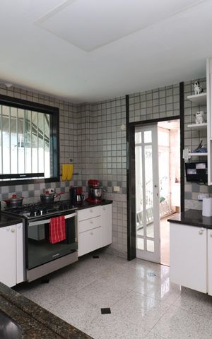 Casa à venda com 356m², 5 quartos e 3 vagasCozinha