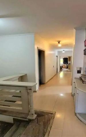 Casa à venda com 274m², 6 quartos e 5 vagas Casa à venda com 274m², 6 quartos e 5 vagasEscada