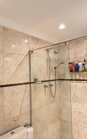 Apartamento à venda com 300m², 4 quartos e 2 vagas Apartamento à venda com 300m², 4 quartos e 2 vagasBanheiro social 2