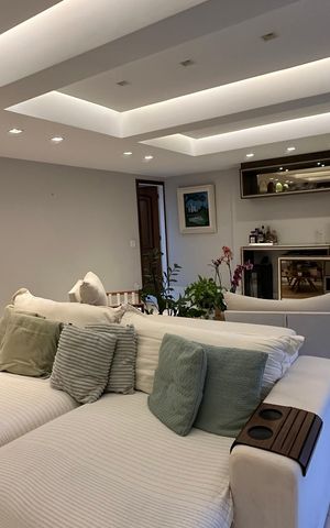 Apartamento à venda com 300m², 4 quartos e 2 vagas Apartamento à venda com 300m², 4 quartos e 2 vagasSala