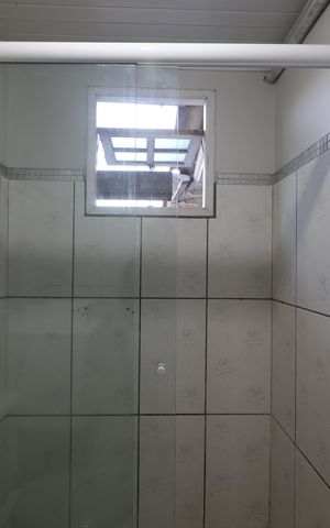 Casa à venda com 130m², 4 quartos e 2 vagasBanheiro/casa fundos