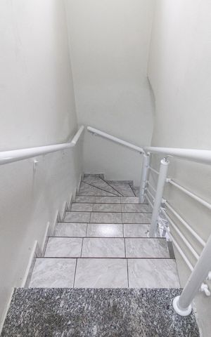 Casa para alugar com 110m², 3 quartos e 2 vagas Casa para alugar com 110m², 3 quartos e 2 vagasEscada