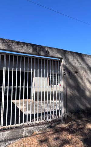 Casa à venda com 360m², 3 quartos e 3 vagas Casa à venda com 360m², 3 quartos e 3 vagasFachada