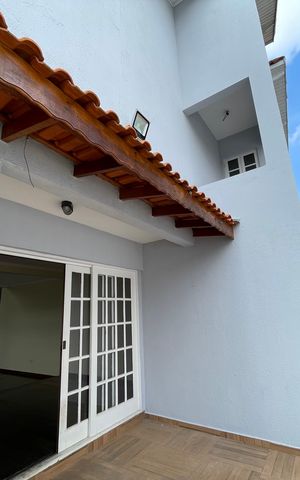 Casa de condomínio para alugar com 326m², 4 quartos e 6 vagasQuintal