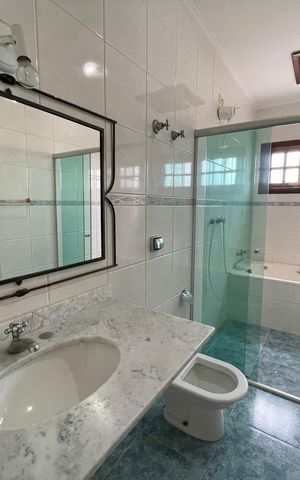 Casa de condomínio para alugar com 326m², 4 quartos e 6 vagasBanheiro Social