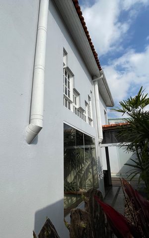 Casa de condomínio para alugar com 326m², 4 quartos e 6 vagasFachada