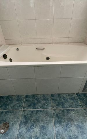 Casa de condomínio para alugar com 326m², 4 quartos e 6 vagasBanheiro Social