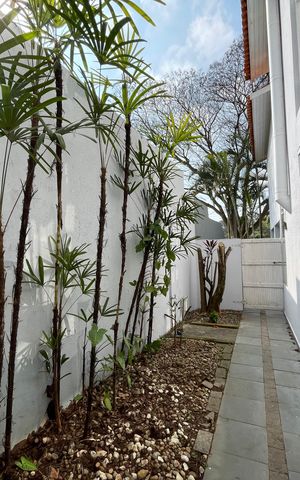 Casa de condomínio para alugar com 326m², 4 quartos e 6 vagasFachada