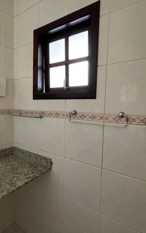 Casa de condomínio para alugar com 326m², 4 quartos e 6 vagasBanheiro da Suíte 2